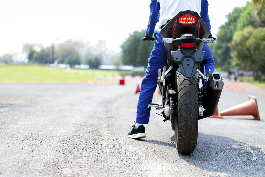 Hombre en motocicleta